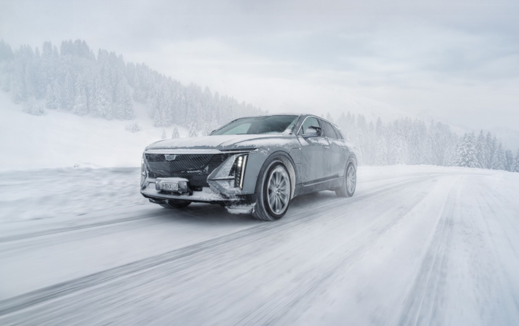 https://news.cadillaceurope.com/content/Pages/news/eur/en/cadillac/2023/12-08-cadillac-lyriq-st-moritz/_jcr_content/rightpar/sectioncontainer/par/imagewithmodal/image.resize.maxw_1024.jpg/1702028437790.jpg