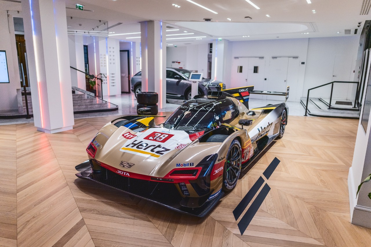 Grand Reveal of the 2025 Cadillac V-Series.R Hypercar Livery at